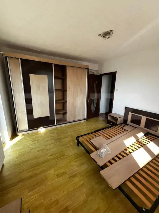 Apartament cu 3 camere, loc de parcare, zona Hotel Diana