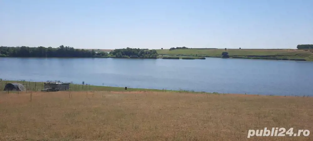 Teren intravilan cu iesire la lac