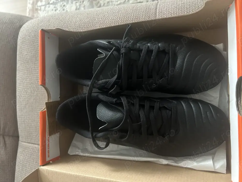 Pantofi sport  adidasi de fotbal marca Nike mărime 38,5