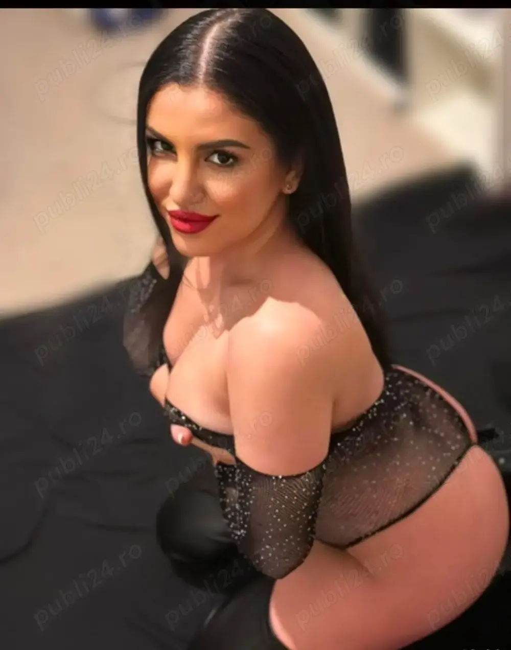 Rebecca. Contactează-mă cât poți de repede. 