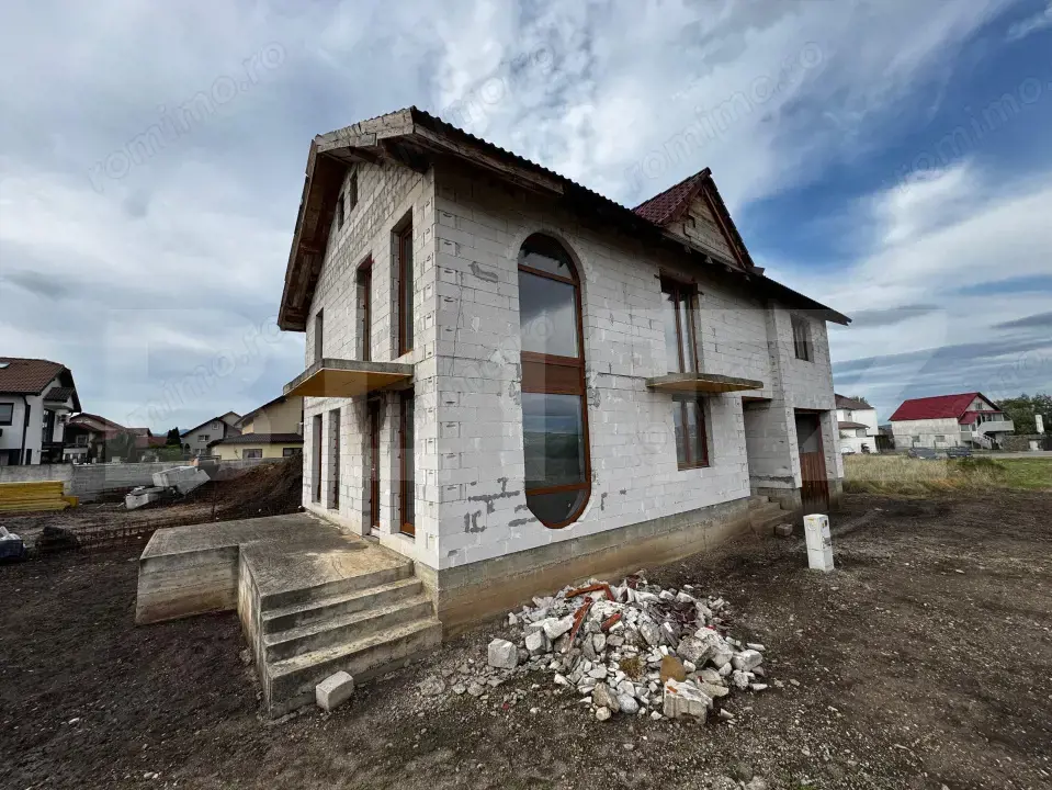 Casă cu 4 camere si garaj, zona Micesti