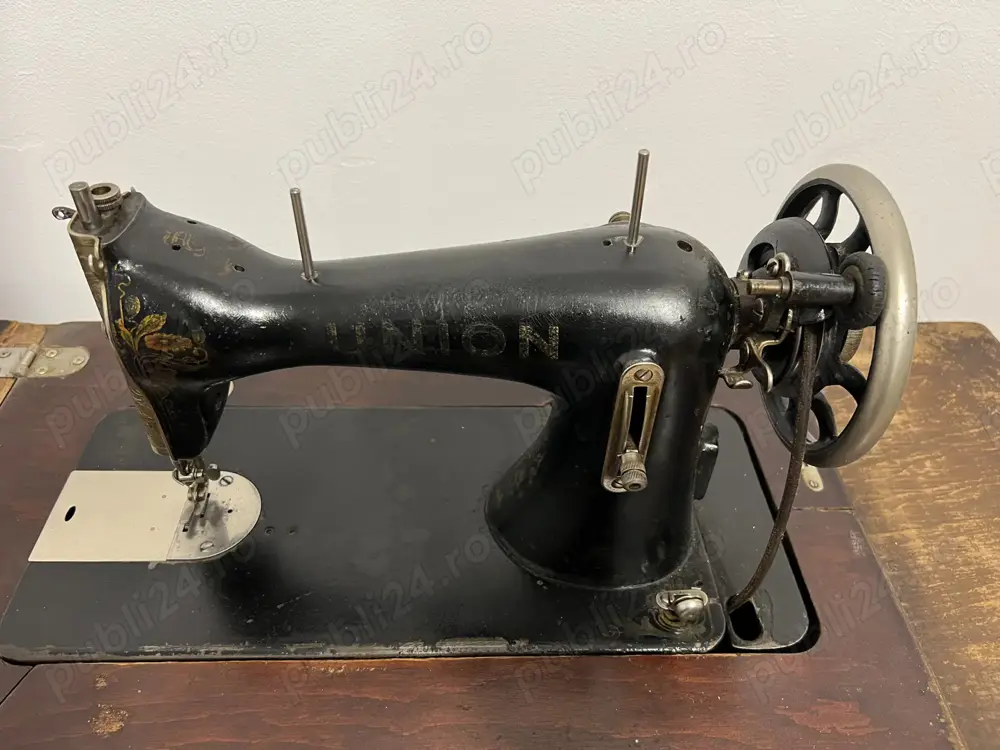 Mașină de cusut vintage UNION cu masă lemn   funcțională   500 lei
