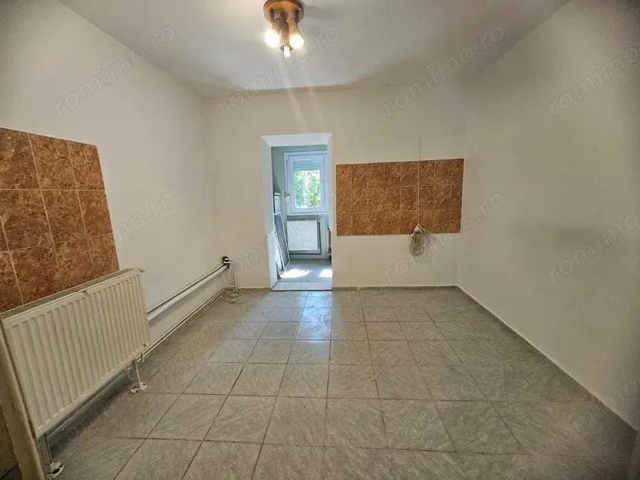 Apartament cu 3 camere decomandat centrala proprie Zona Aradului
