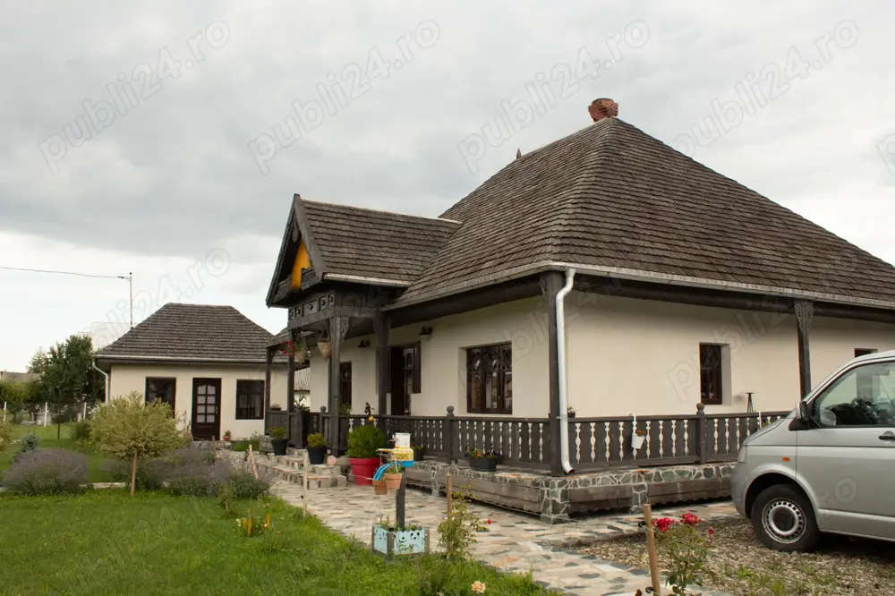 Casă tradițională renovată (2023), 3 anexe, 22.696 mp teren   zona Leghin, Neamt