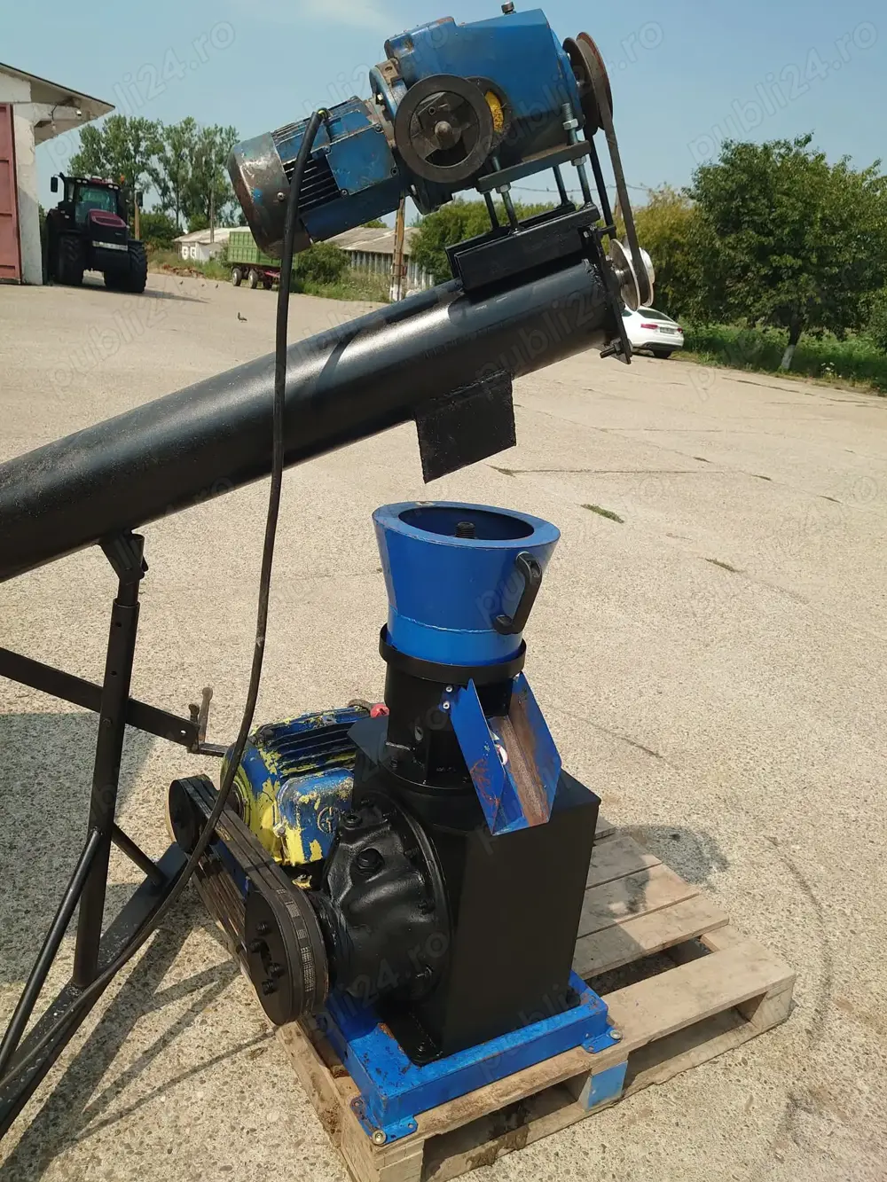 Presa peleti cu snec alimentare si masa vibranta