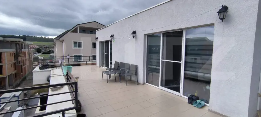 Apartament cu 3 camere, 63 mp utili, terasa de 88 mp, zona Cetatii