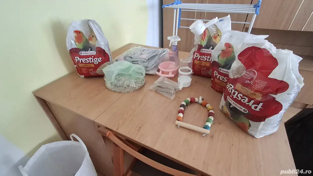 Vând Colivie mare pentru păsări orice specie nimfe,peruși etc + accesorii + mâncare de 4KG 4 pungi.