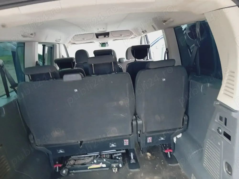 Vând autoturism de 9 locuri