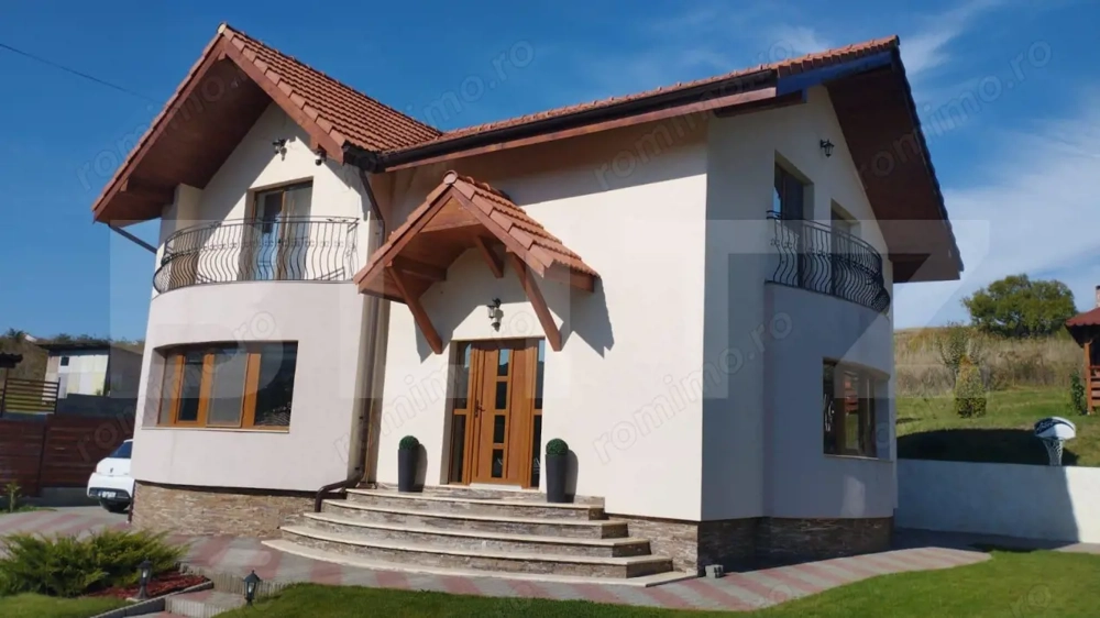 Casa moderna ultrafinisata, la intrare in Chinteni!