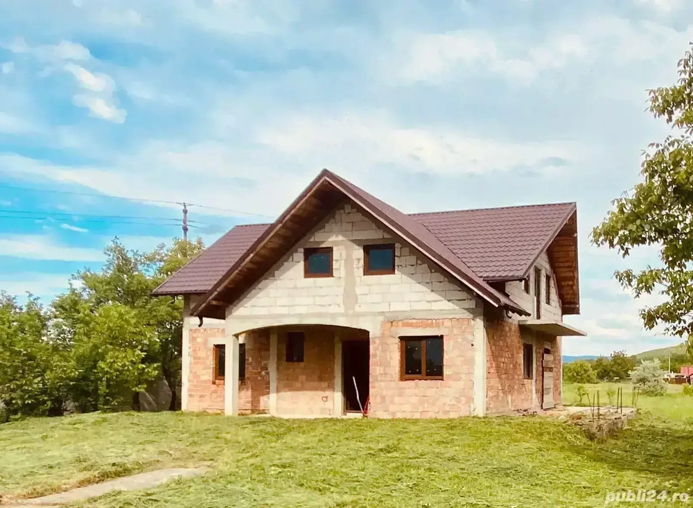 vând vilă la roșu  la 4 km de Roman 