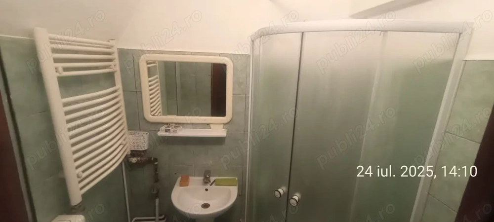 Inchiriez camera in apartament cu 3 camere