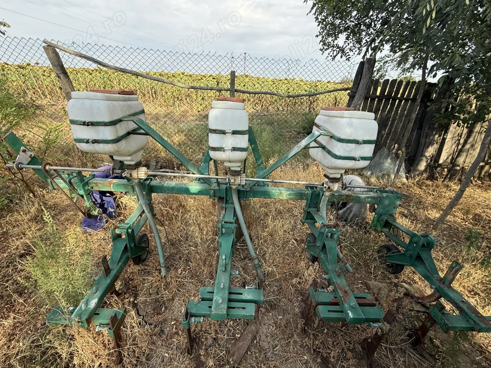  Cultivator de prașit și îngrășăminte cu trei secții 