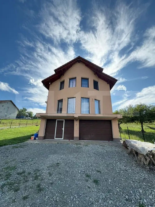 Casă de vânzare 140 mp, 5 ari teren, garaj interior – zona Pensiunea Morariu