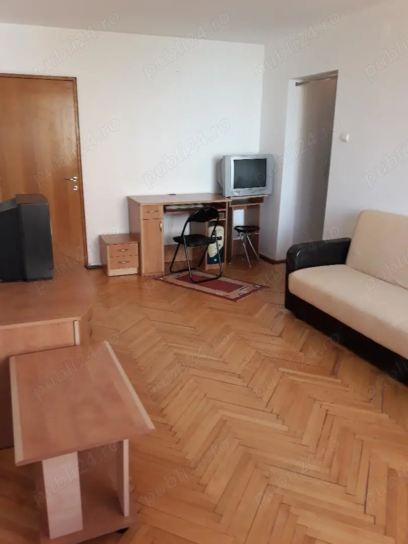 inchiriez o camera dintr-un apartament de 4 camere