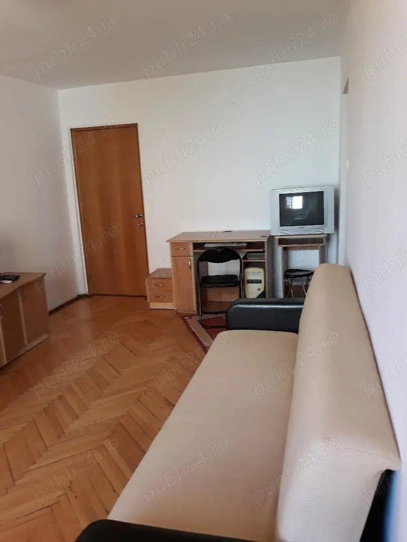 Inchiriez o camera, intr-un  apartament de 4 camere