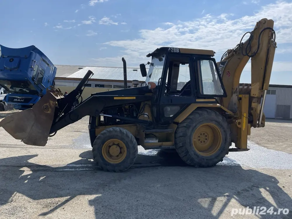 Buldoexcavator Caterpillar