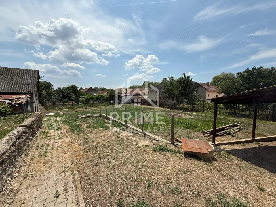 Teren intravilan de vânzare în Barabant – 826 mp utili, toate utilitățile.