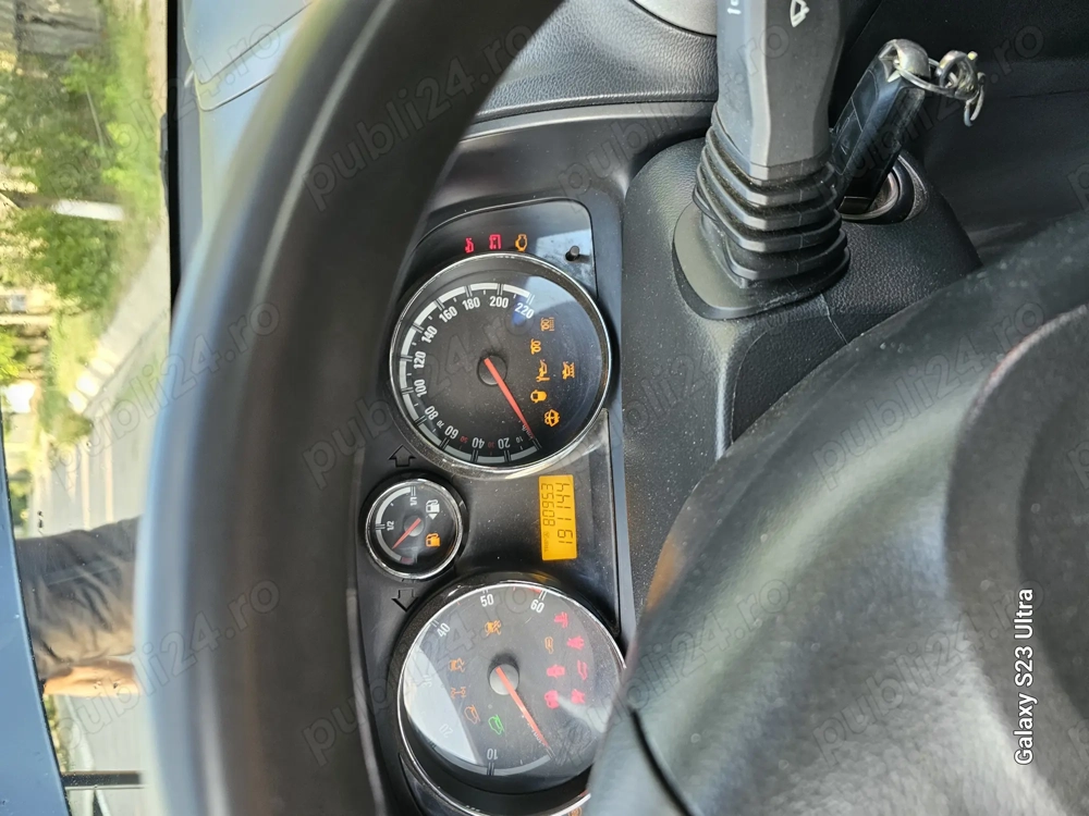 Sofer cu masina și duba 