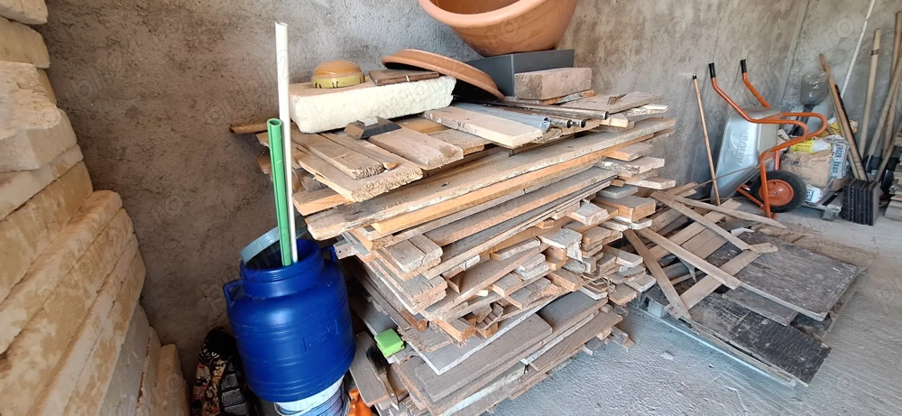 Deseuri lemn brad rezultate din constructie (scandura  cherestea diferite marimi reutilizabile)