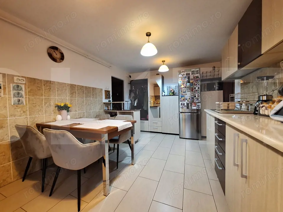 Apartament de vanzare, cu 2 camere, spatios, zona Aradului