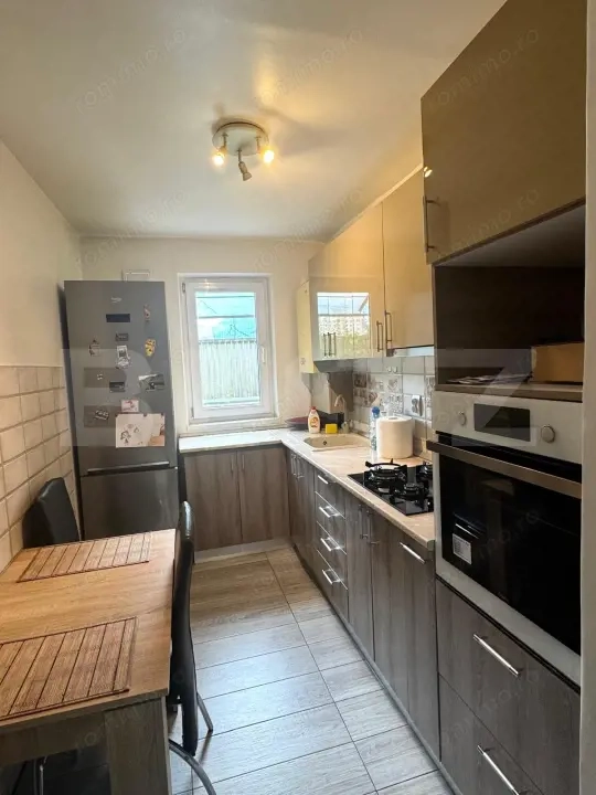 Apartament de vanzare, cu 3 camere decomandat, 60 mp, zona Astra