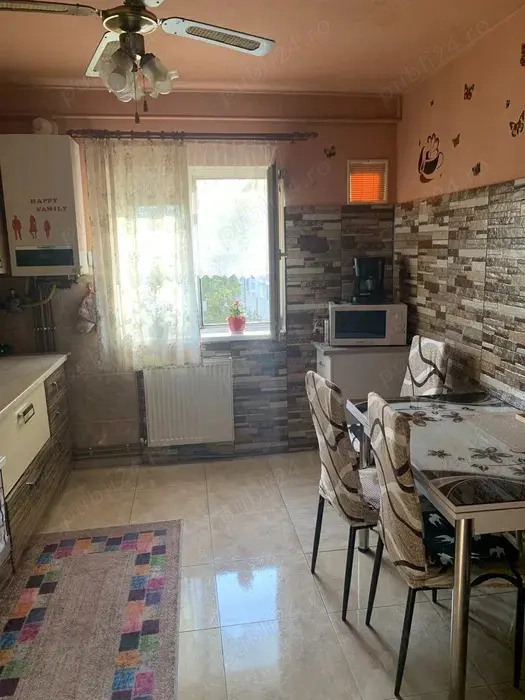 De vanzare apartament cu 3 camere in zona Soarelui decomandat etaj 3 amenajat