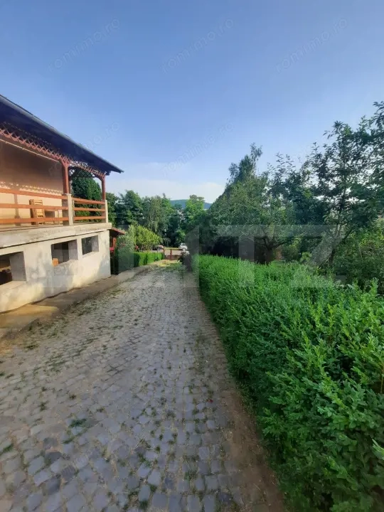 Casă cu 3 camere pe Str. Negoiului, teren 2.560 mp, vedere panoramică