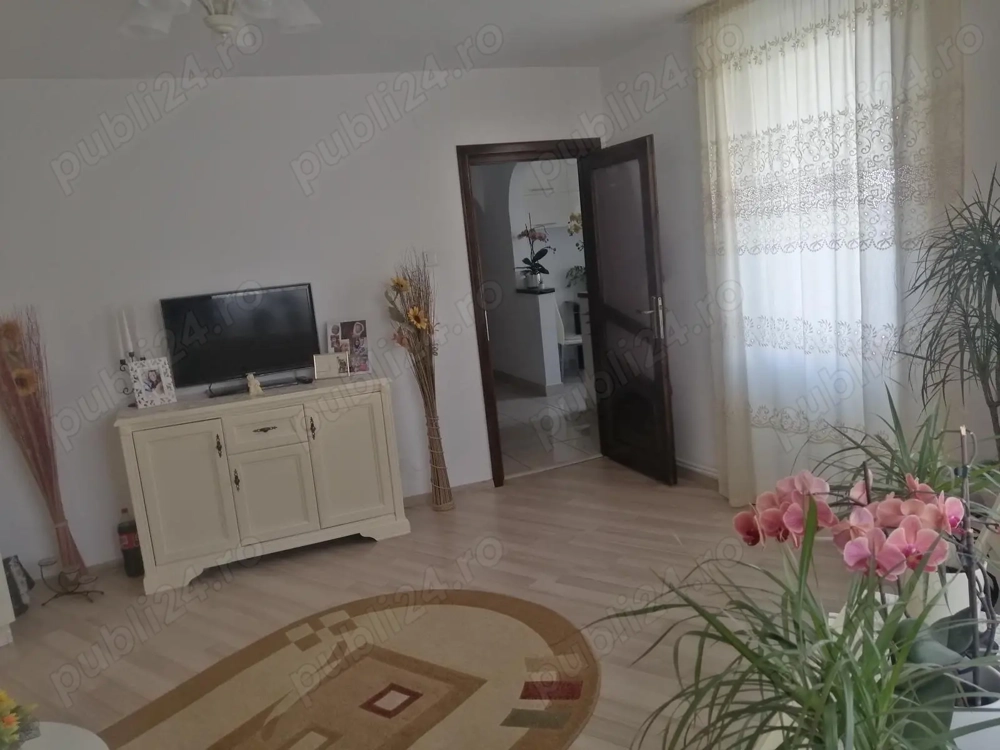 Persoană fizică, vând apartament cu două camere, etaj 2.
