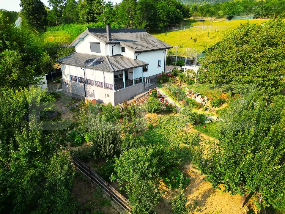 Casa 5 camere in Barnova, 150 mp utili si 1000 mp teren