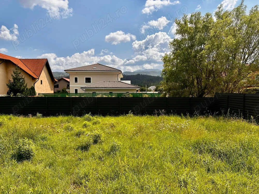 De vanzare teren in Cristian INTRE CASE toate utilitatile la poarta