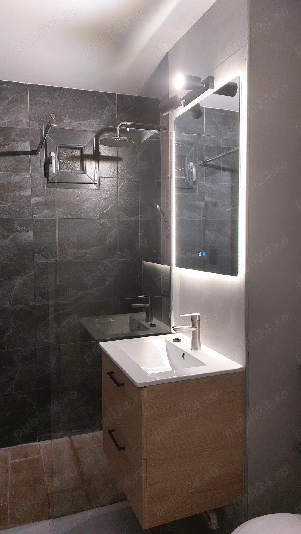 Roman, zona centrală   Apartament 2 camere, balcon 7 m, etaj 3 4   Renovare 2025