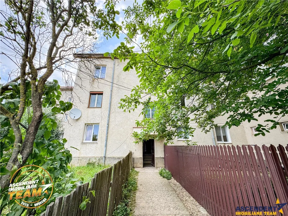 FILM! Apartament 2 camere,decomandat,cu garaj,1.400 mp teren,Let,Covasna