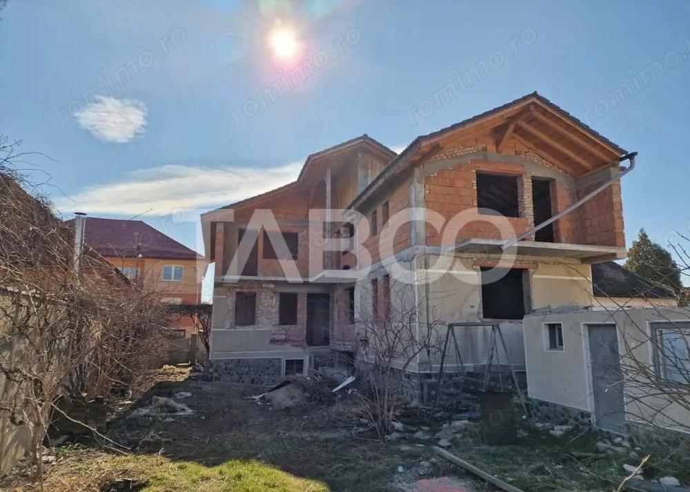 Cladire la rosu 300 mp utili + 130 mp, iesire 2 strazi, aproape centru