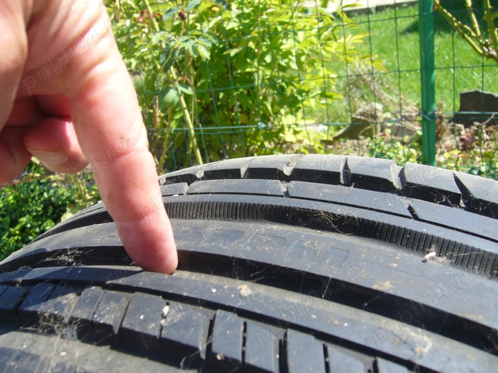 Vand set 4 anvelope de vara foarte putin uzate,aproape noi 245/50