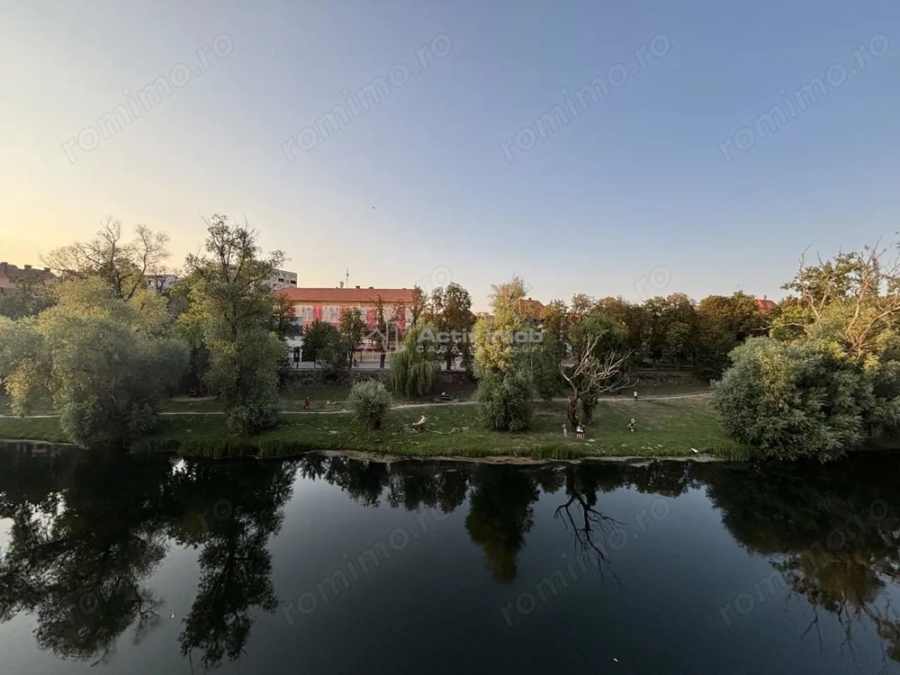 Apartament 129 mp cu vedere spre Crisul Repede si demisol independent in cladire istorica