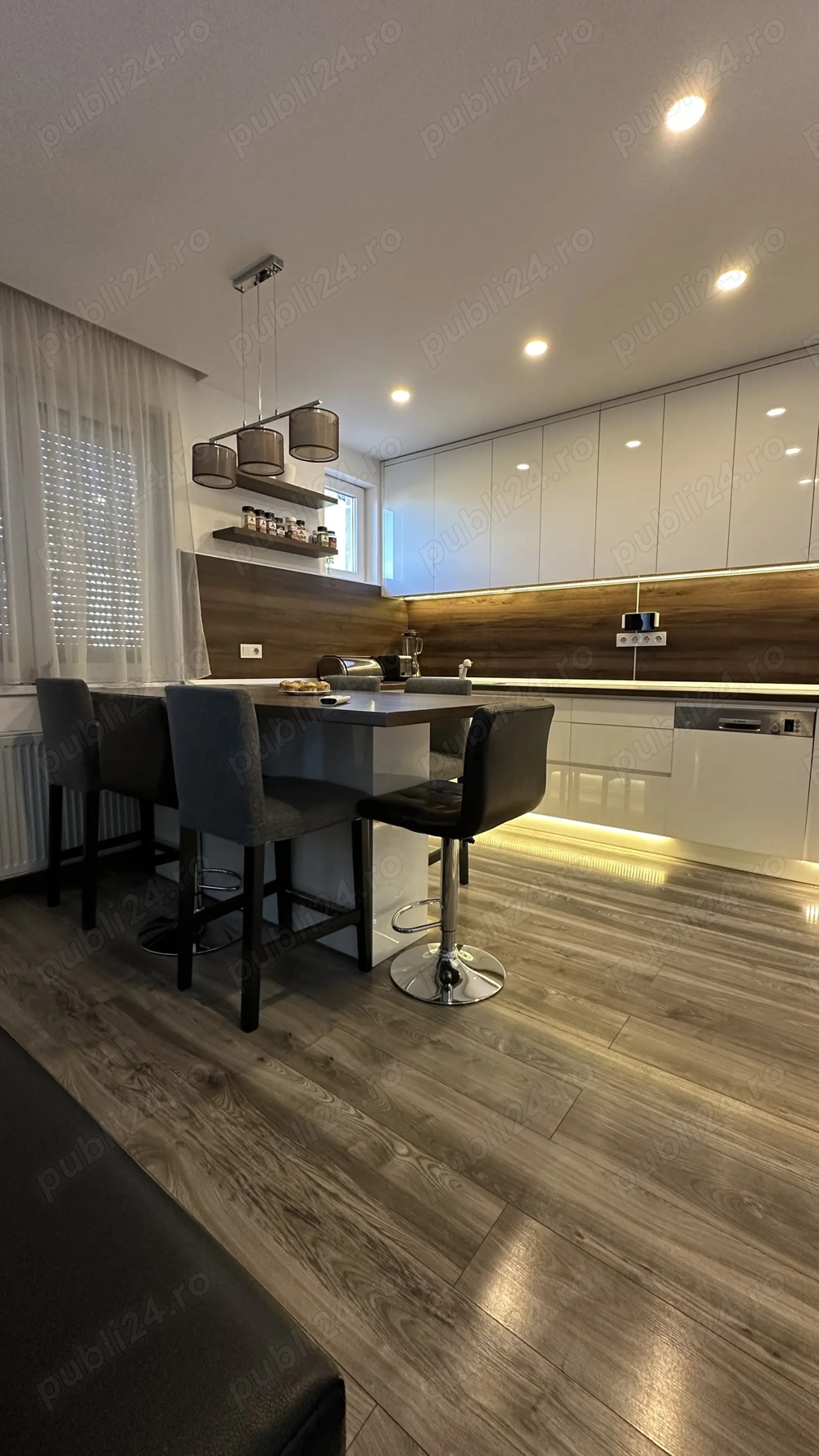 Apartament de vânzare, modern, cu 4 camere, garaj și curte