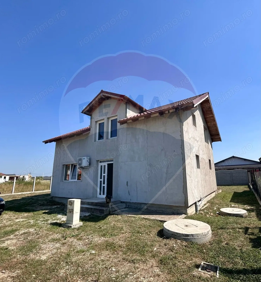 Casă  de vanzare la gri cu 4 camere,teren 552mp in Les