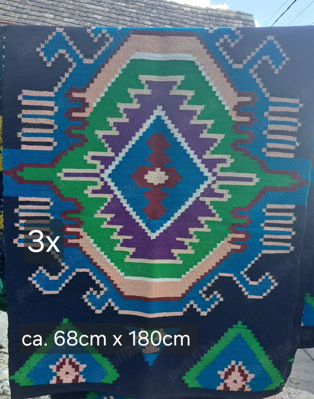 Covor tradițional pe bază negru cu modele