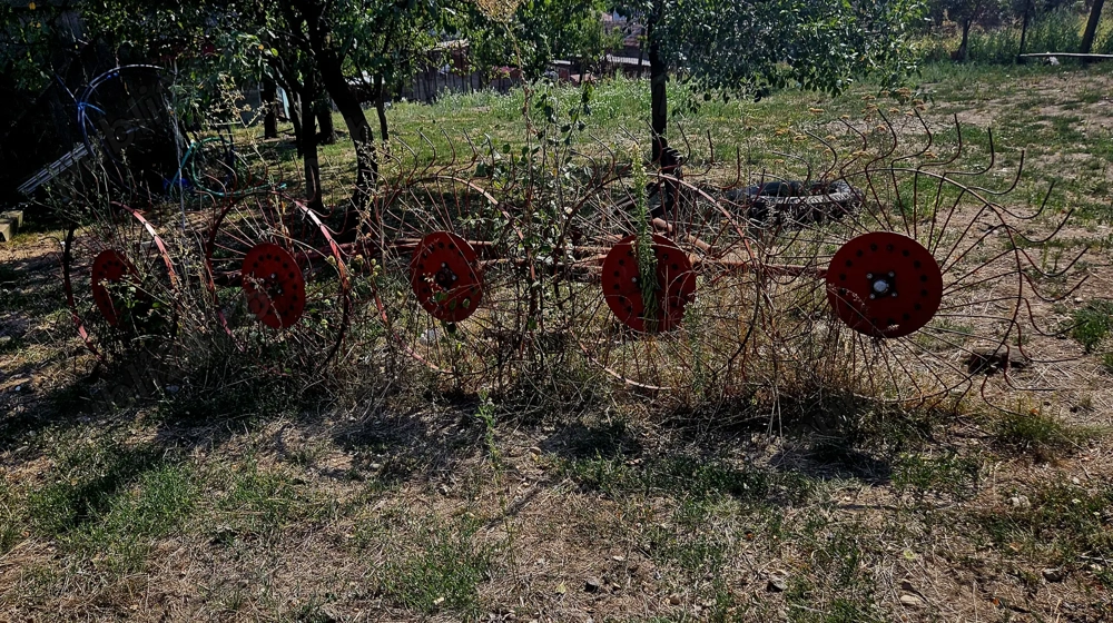 Vând utilaje agricole: tractor, remorca, plug pe teava, grebla cu 5 soro