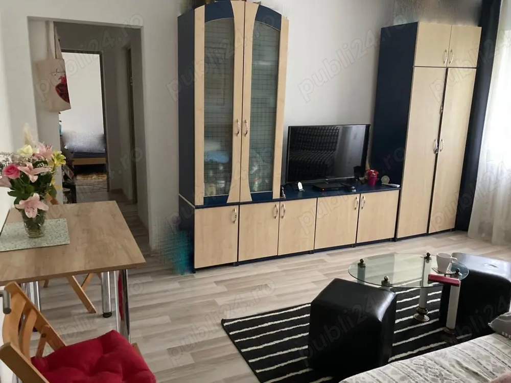 Zona Dacia, apartament 3 camere, semidecomandat, etaj 3 din 4, chirie 350 euro pe luna 