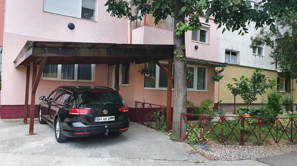 Apartament cu 3 Camere .parter.cu balcon mare ,gradina,pivnita.loc de parcare auto