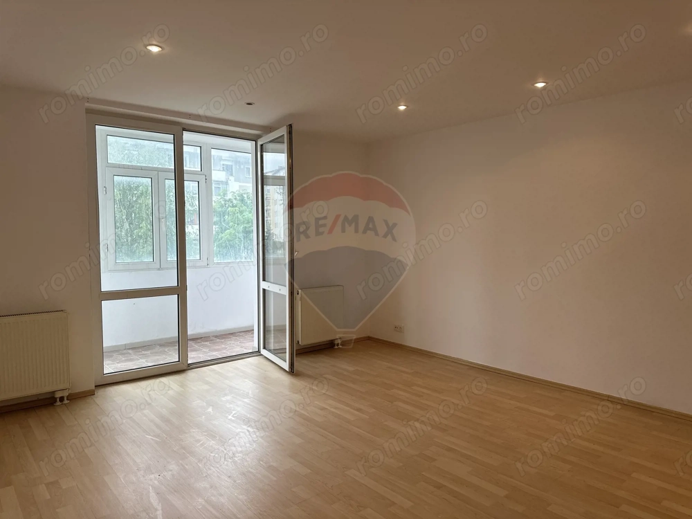 Apartament cu 4 camere de vânzare în zona Calea Romanului