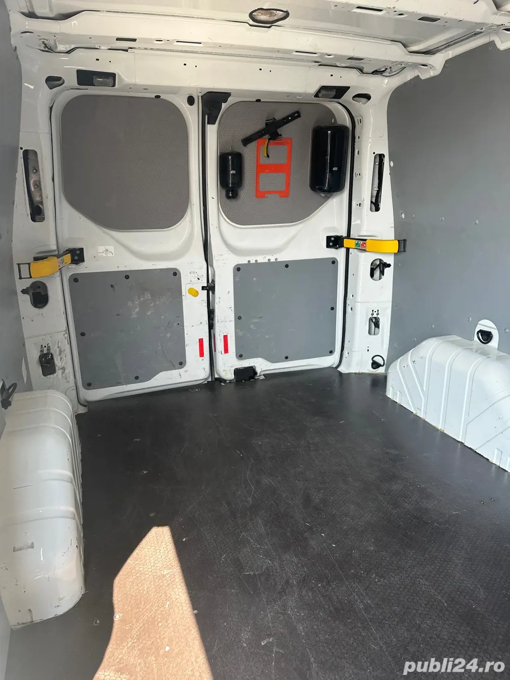 Vind ford coustom sau schimb