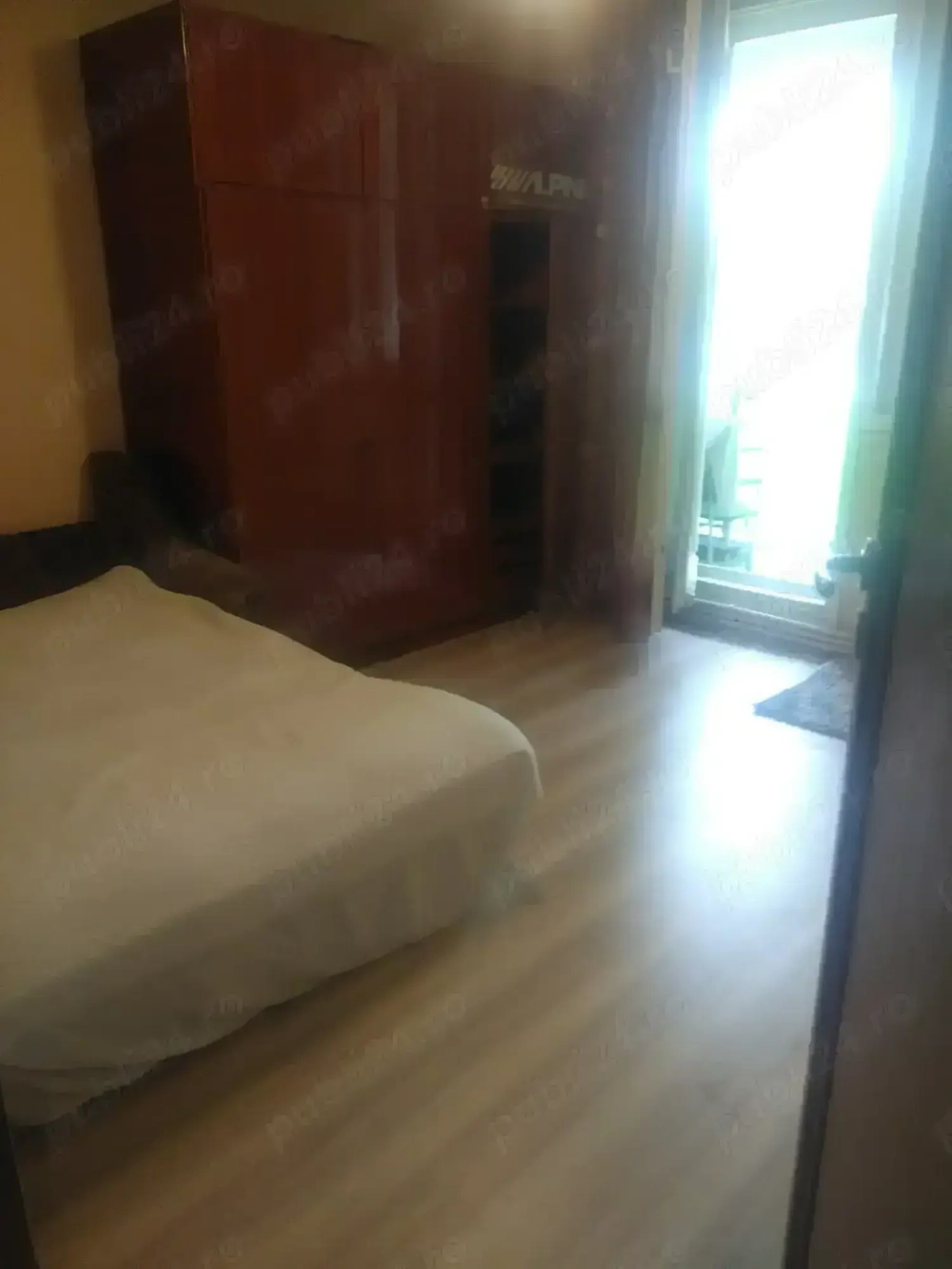 Inchiriez camera pentru o fata 