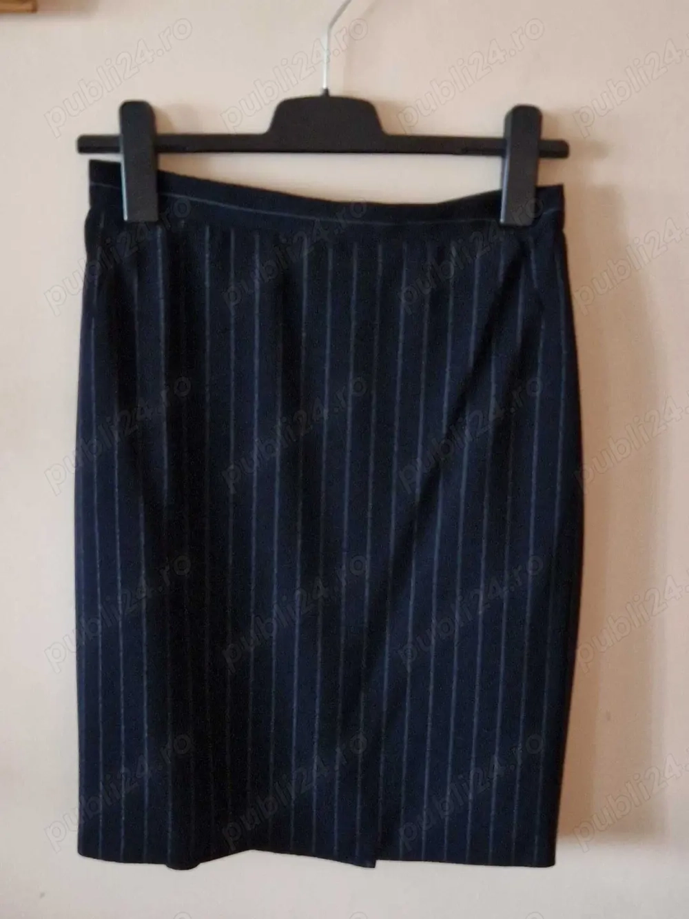 Fusta din stofa fina , captusita 