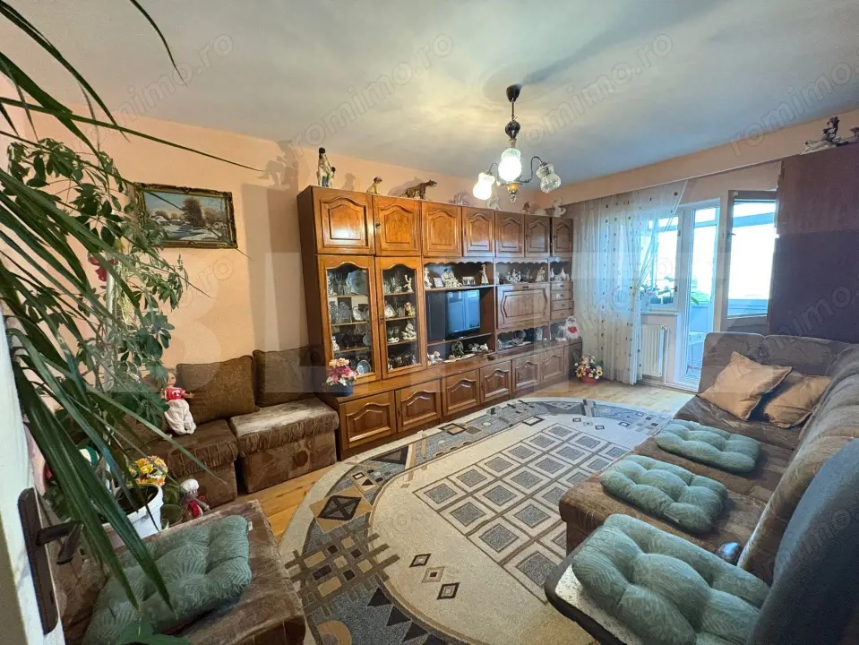 Apartament decomandat cu 3 camere și 2 balcoane, zona Vasile Aaron