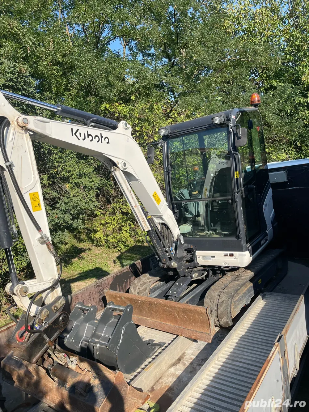 Executam lucrari cu miniexcavator de 2,7 Tone