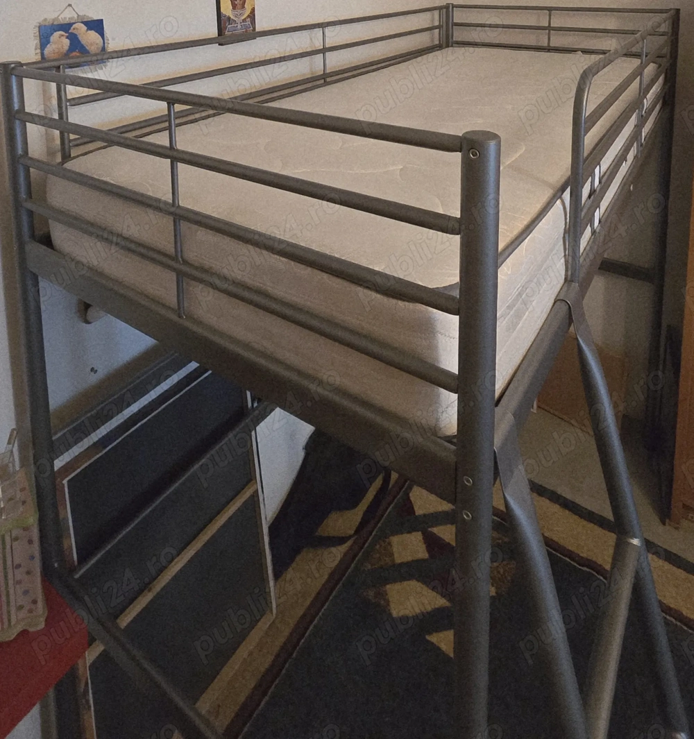 Pat supraetajat cu cadru metalic gri (IKEA), 90x200 cm