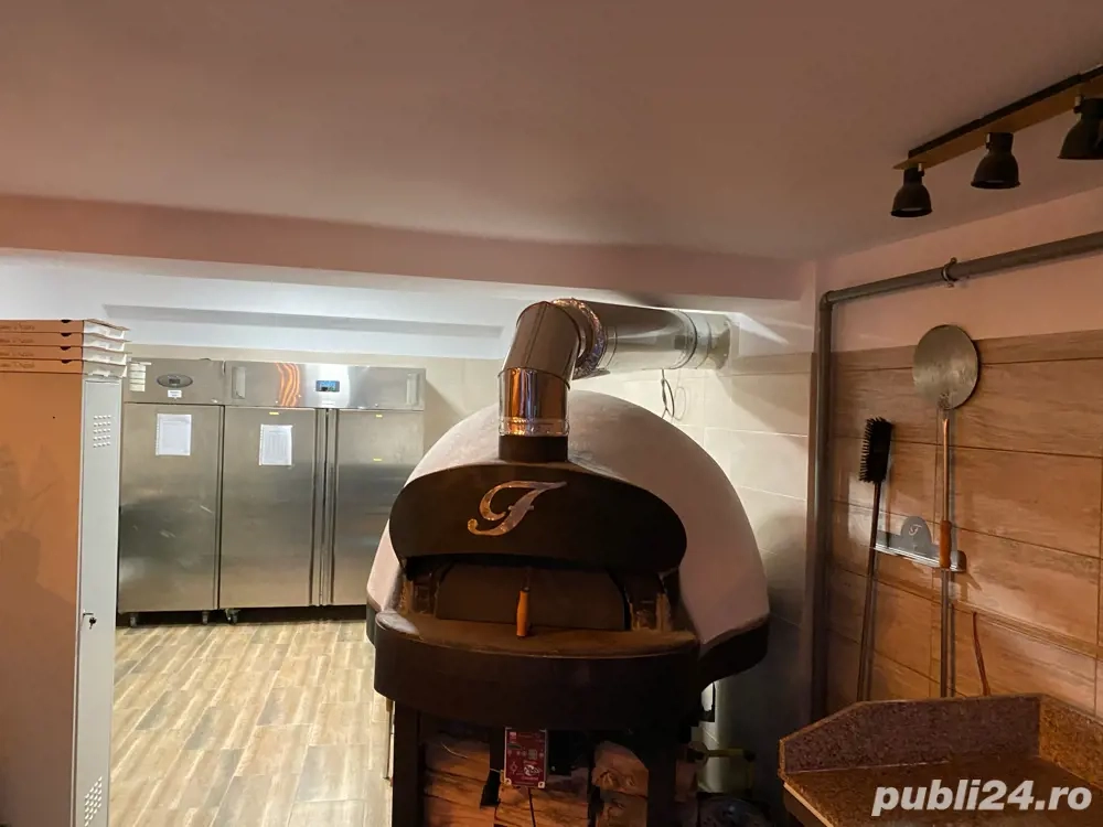 Spatiu comercial si apartament la etaj