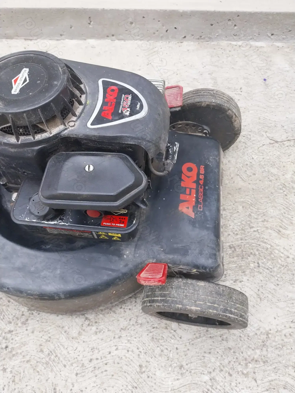 Vând mașină de tuns iarba